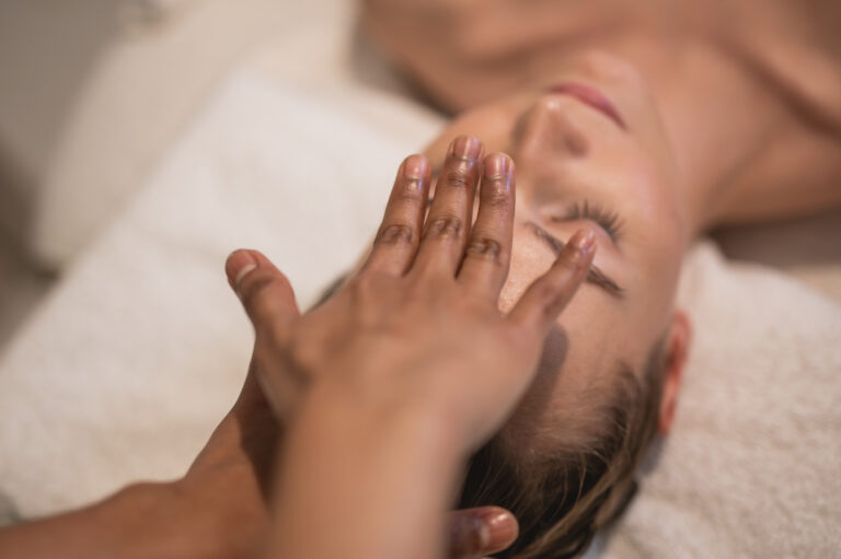 Baby shower: jaki masaż na prezent dla przyszłej mamy naprawdę ją ucieszy?